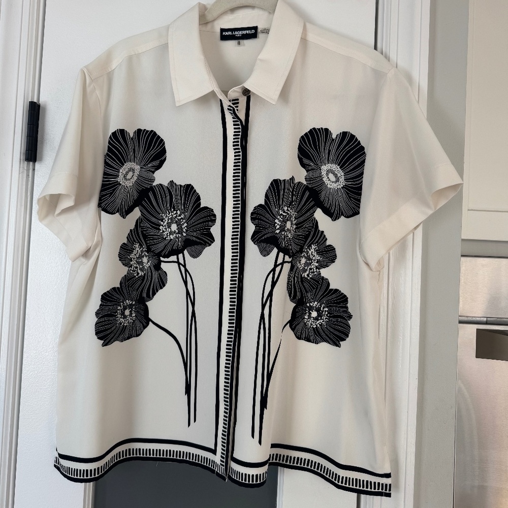 Karl Lagerfeld Paris short sleeve graphic floral blouse, black & cream, size XL